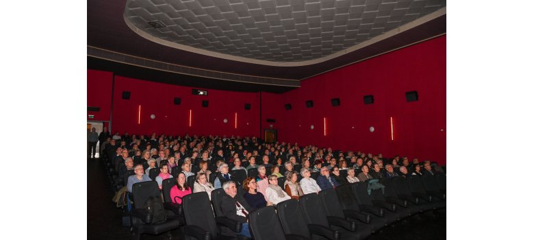 Ein voll besetzter Kinosaal