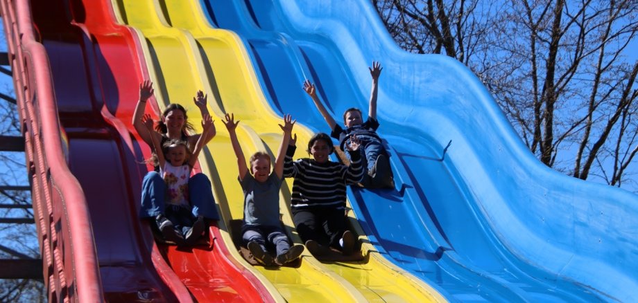 Kinder auf bunten Rutschen