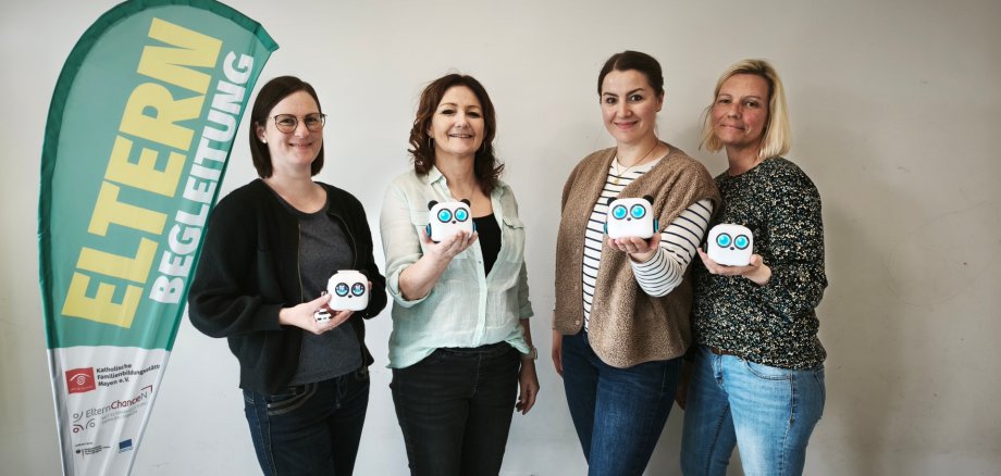 v.l. Laura Hein (FBS-Elternbegleiterin), Christiane Müller-Grün (Leitung Kita Weiersbach), Milena Ellner (FBS-MY Makerspace), Nadine Hermani (FBS-Elternbegleiterin)