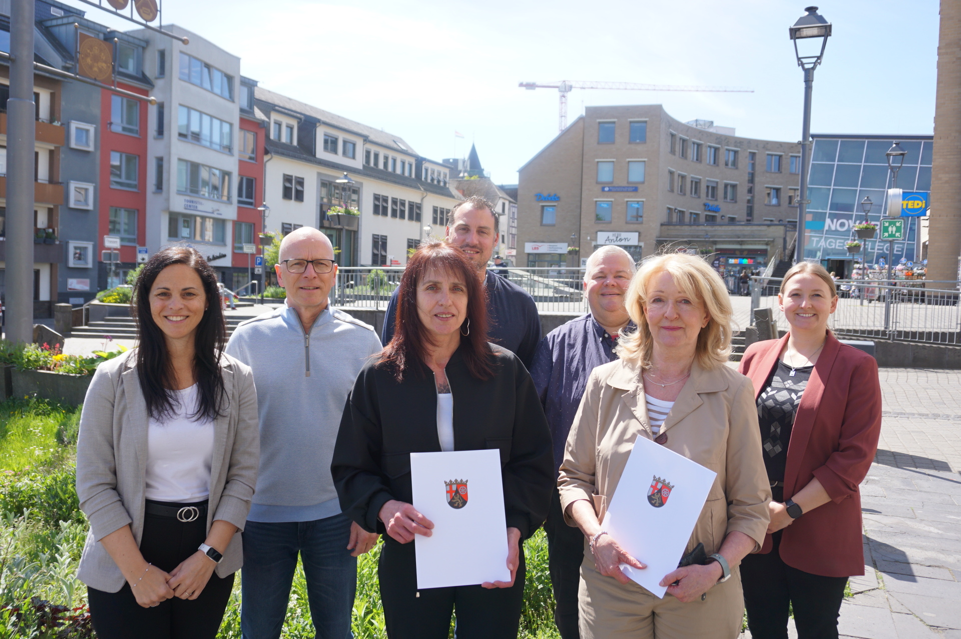 Büroleiterin Jasmin Alter, Oberbürgermeister Dirk Meid, Ute Müller, Fachbereichsleiter Sascha Reiff, Personalratsvorsitzender Wolfgang Goeken, Ruth Gügel, Gleichstellungsbeauftrage Janine Pitzen stehen vor der Stadtverwaltung