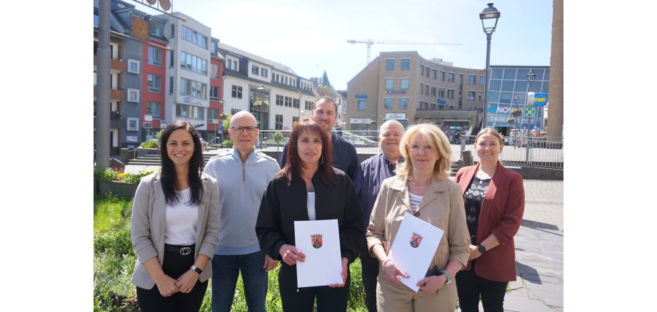 Büroleiterin Jasmin Alter, Oberbürgermeister Dirk Meid, Ute Müller, Fachbereichsleiter Sascha Reiff, Personalratsvorsitzender Wolfgang Goeken, Ruth Gügel, Gleichstellungsbeauftrage Janine Pitzen stehen vor der Stadtverwaltung