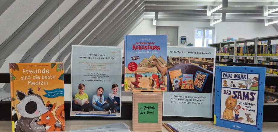 verschiedenartige Bücher stehen auf einem Tisch