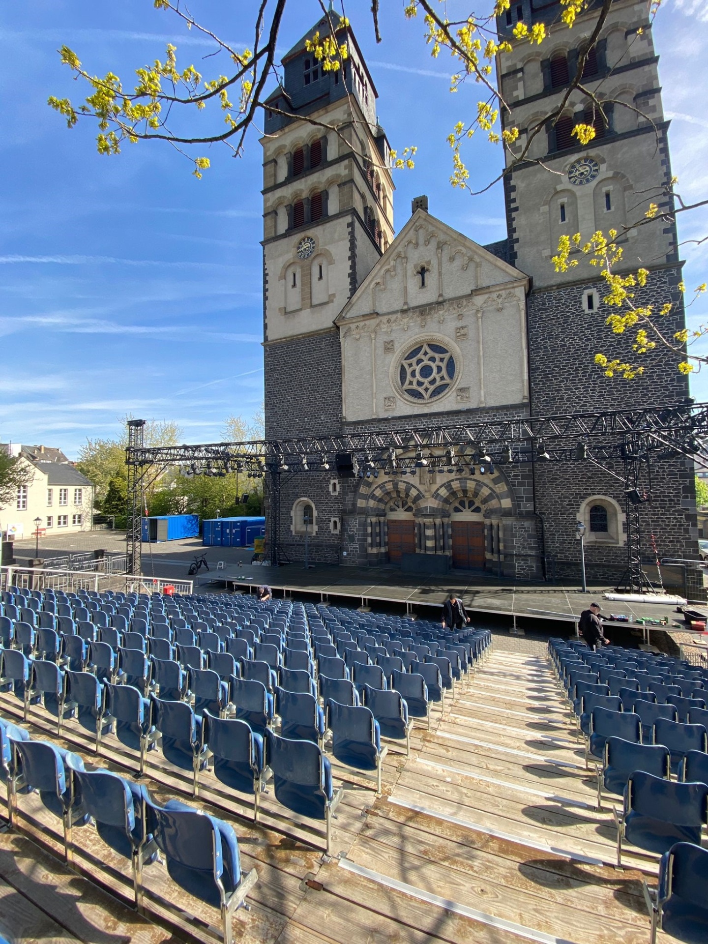 Bühne und Sitzplätze vor der Herz Jesu Kirche in Mayen 