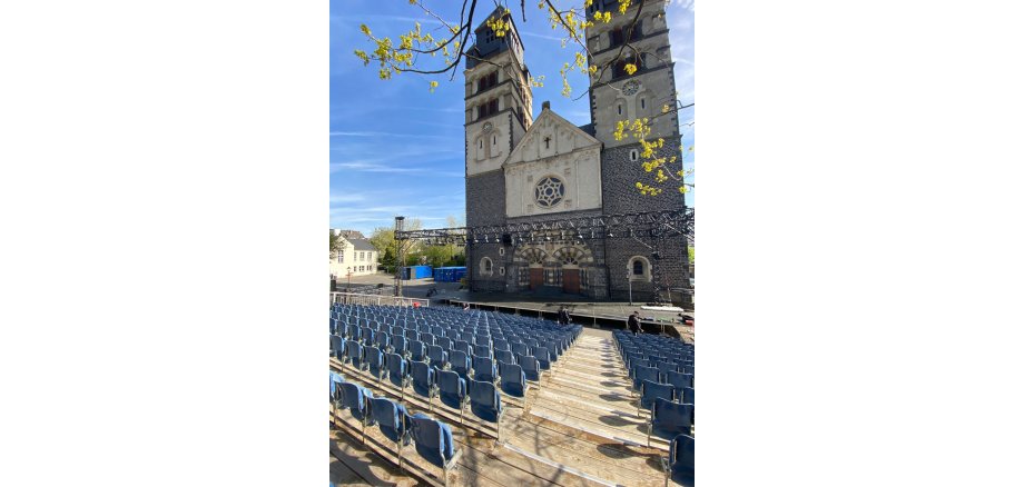 Bühne und Sitzplätze vor der Herz Jesu Kirche in Mayen 