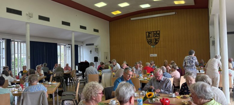 Viele Besucher folgten der Einladung zum Fairen Frühstück Viele Besucher im Sitzungssaal