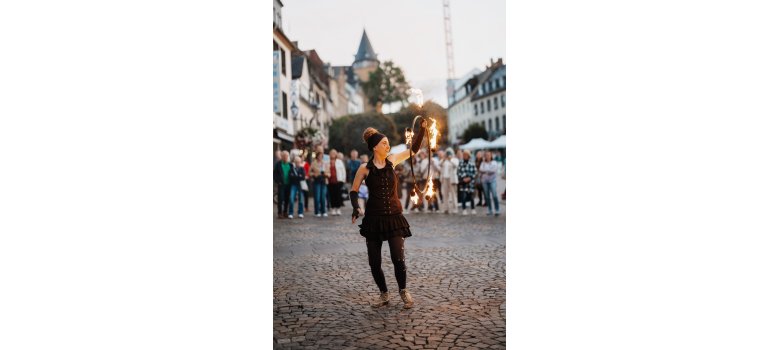 Eine Frau bei einer Feuershow