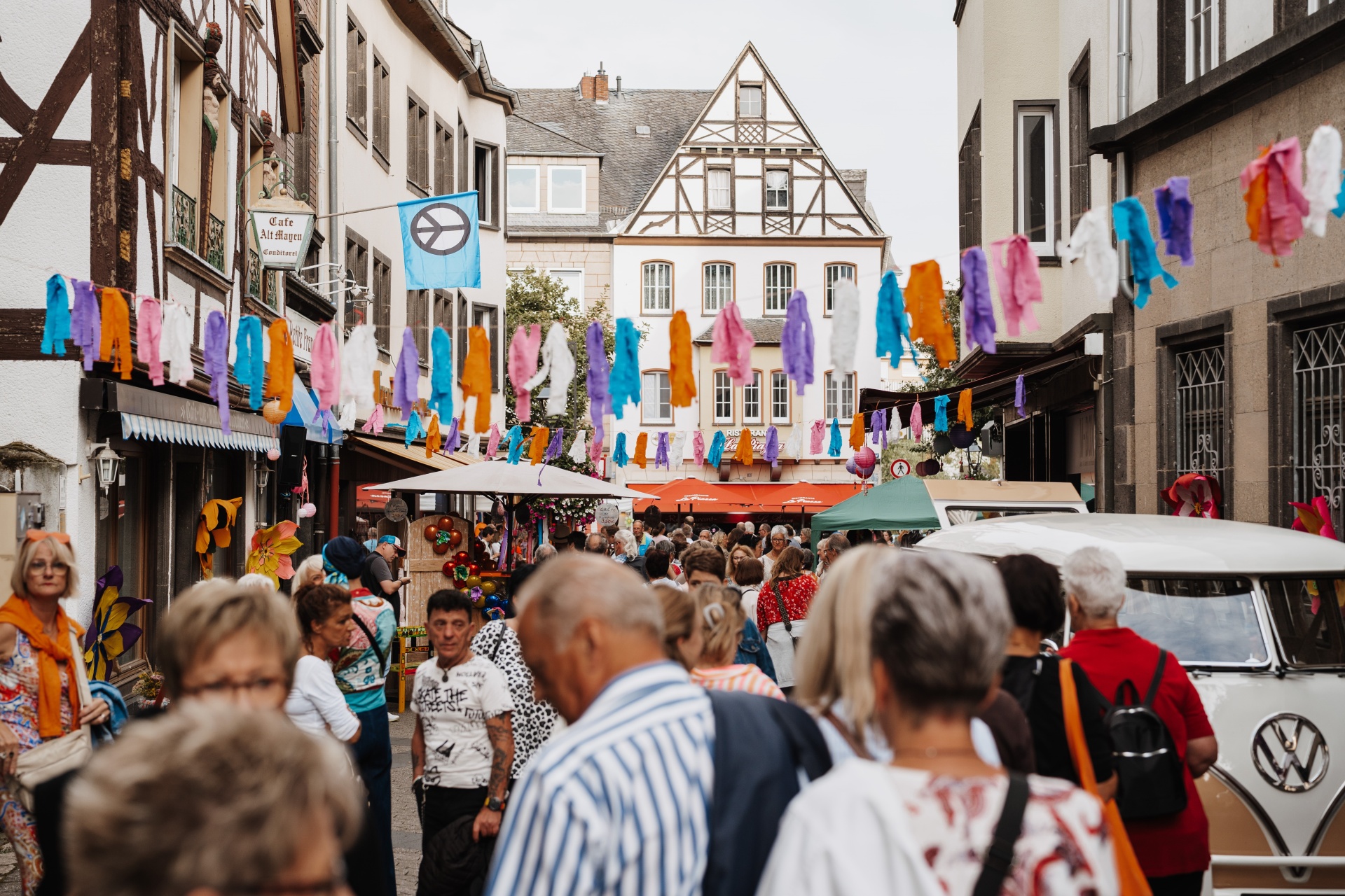 Eine von Menschen gefüllte und geschmückte Innenstadt