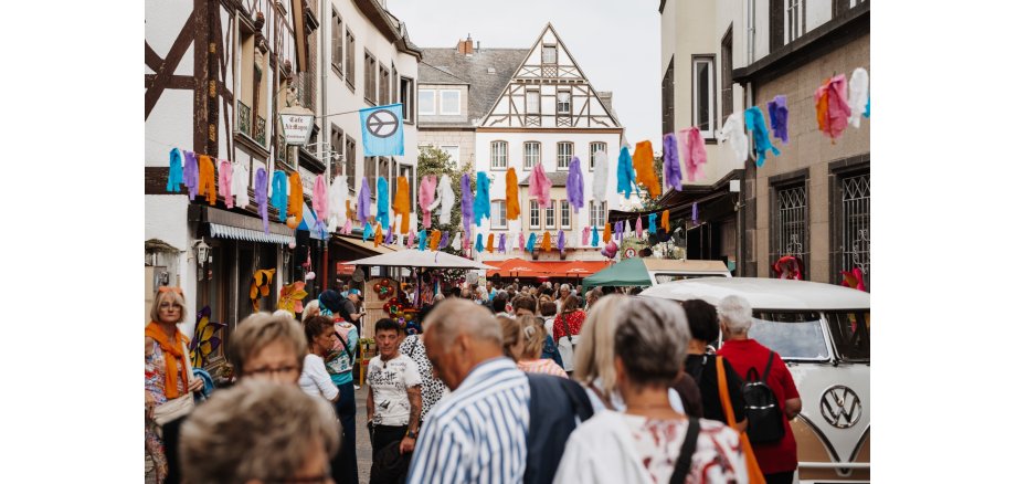 Eine von Menschen gefüllte und geschmückte Innenstadt