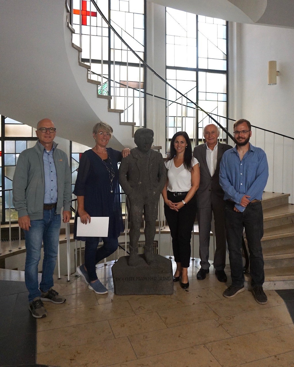 5 Personen stehen zusammen - v.l.n.r.: Oberbürgermeister Dirk Meid, Michaela Mannebach, Büroleiterin Jasmin Alter, Bürgermeister Bernhard Mauel, 1. stellvertretender Personalratsvorsitzender Christoph Kasper