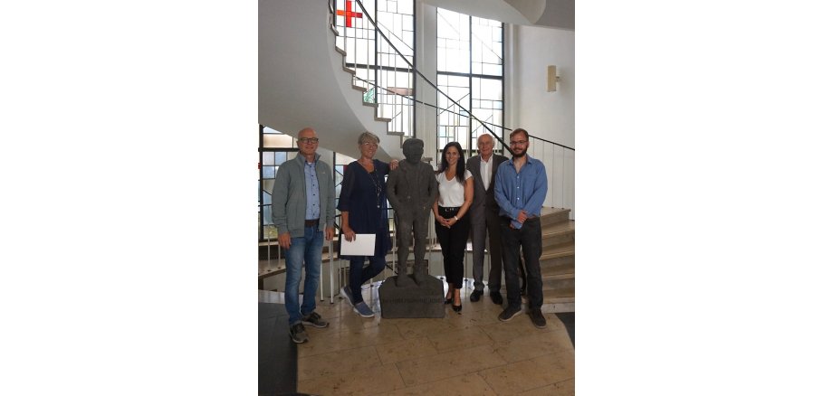 v.l.n.r.: Oberbürgermeister Dirk Meid, Michaela Mannebach, Büroleiterin Jasmin Alter, Bürgermeister Bernhard Mauel, 1. stellvertretender Personalratsvorsitzender Christoph Kasper 5 Personen stehen zusammen - v.l.n.r.: Oberbürgermeister Dirk Meid, Michaela Mannebach, Büroleiterin Jasmin Alter, Bürgermeister Bernhard Mauel, 1. stellvertretender Personalratsvorsitzender Christoph Kasper