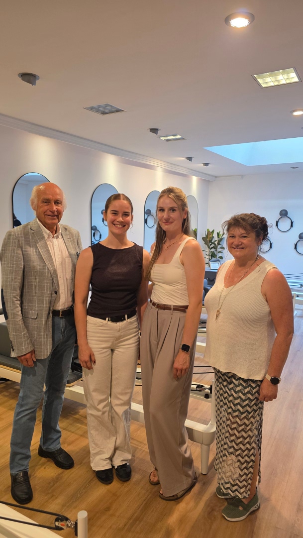 Vier Personen in einem Pilatesstudio