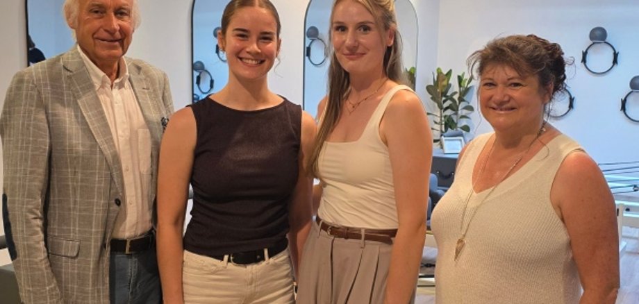 v.l.n.r.: Bürgermeister Bernhard Mauel, Leonie Koch, Nina Fuß, Bereichsleitung Wirtschaftsförderung Dagmar Luxem Vier Personen in einem Pilatesstudio