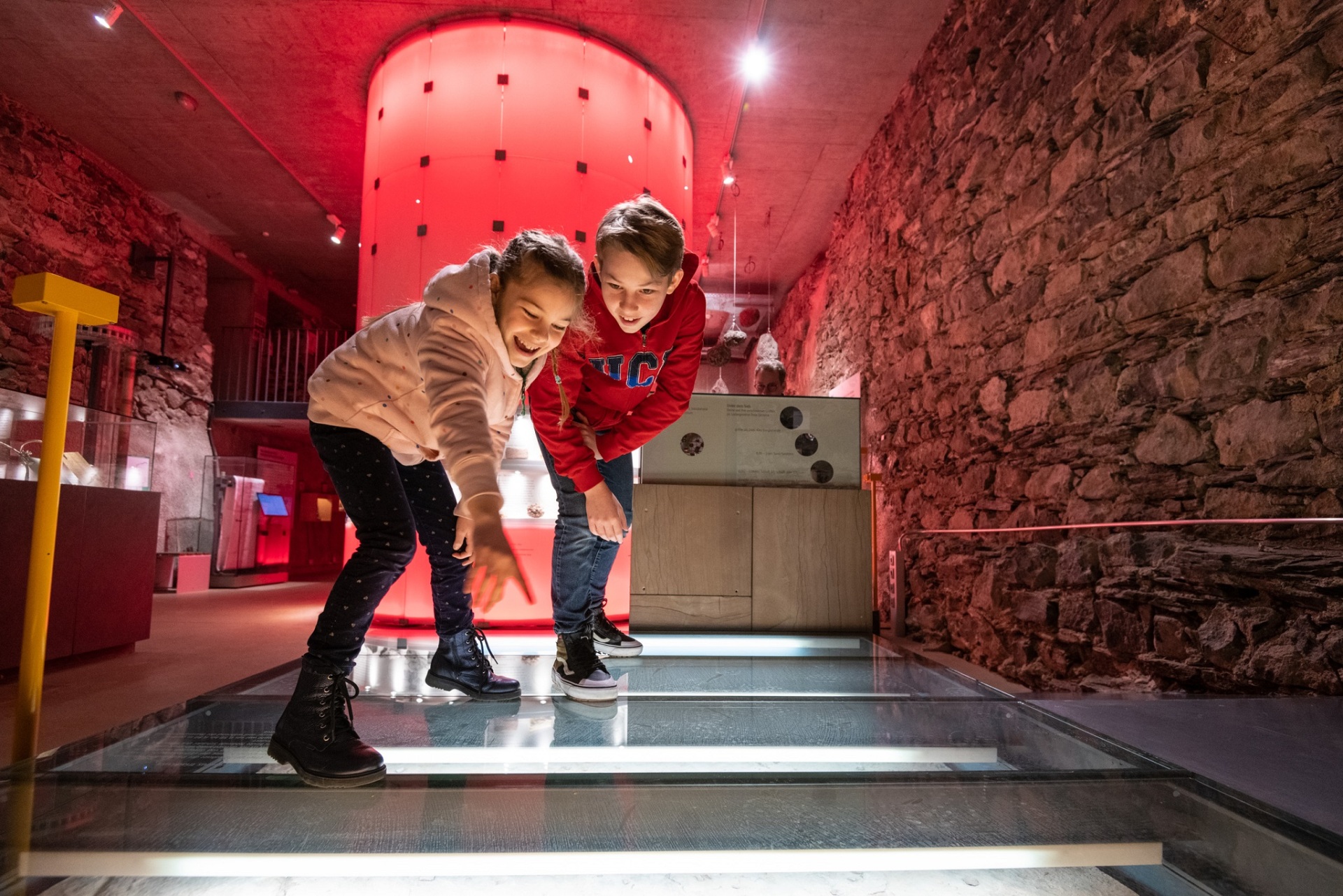 Zwei Kinder stehen begeistert im Eifelmuseum und schauen dich die Ausstellung an 
