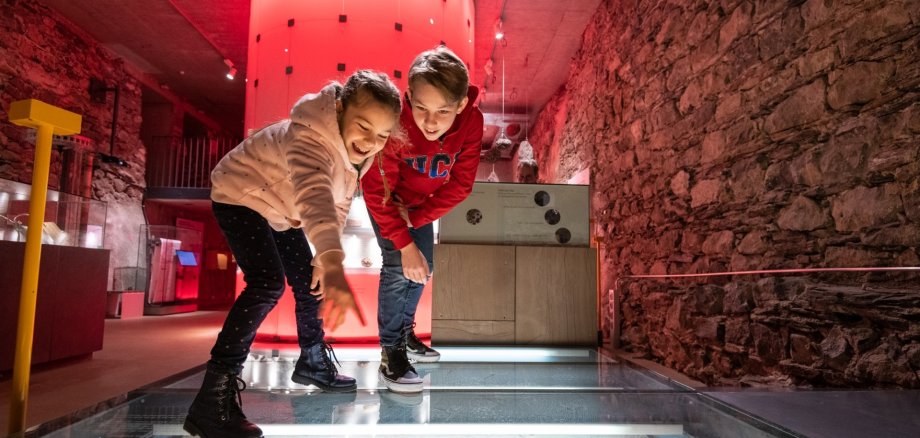 Freier Eintritt in den Mayener Museen für alle Kinder bis 14 Jahre am Weltkindertag Zwei Kinder stehen begeistert im Eifelmuseum und schauen dich die Ausstellung an