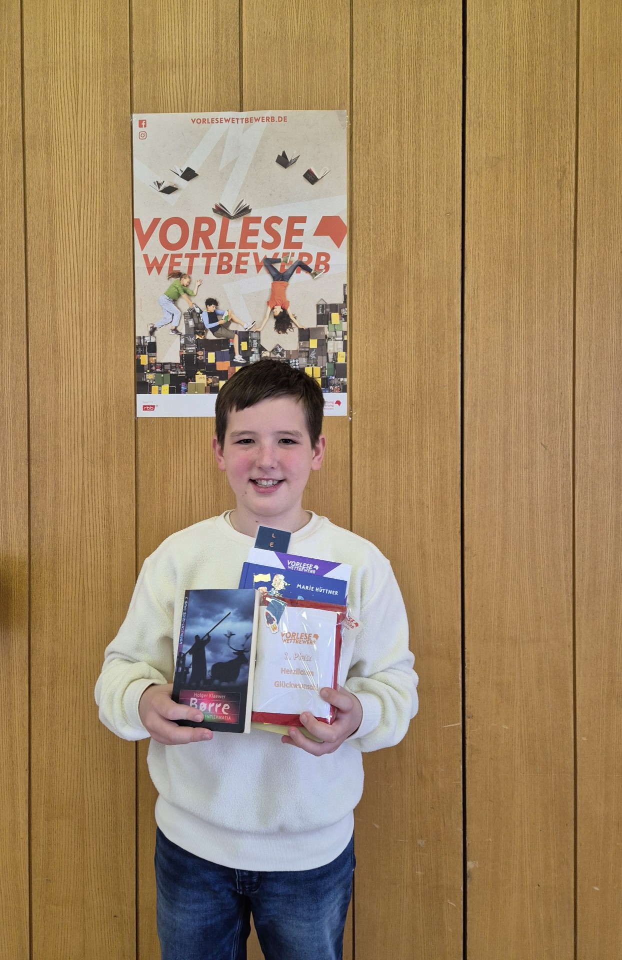 Der stolze Sieger des Kreisentscheids Mayen-Koblenz im Vorlesewettbewerb des Deutschen Buchhandels 2025/26: Tim Dürksen.
