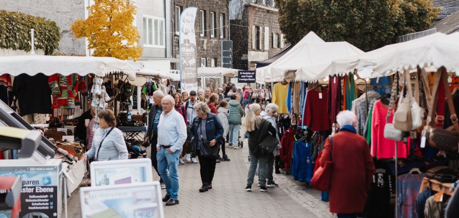 Viele Verkaufsstände in der Marktstraße und Besucher