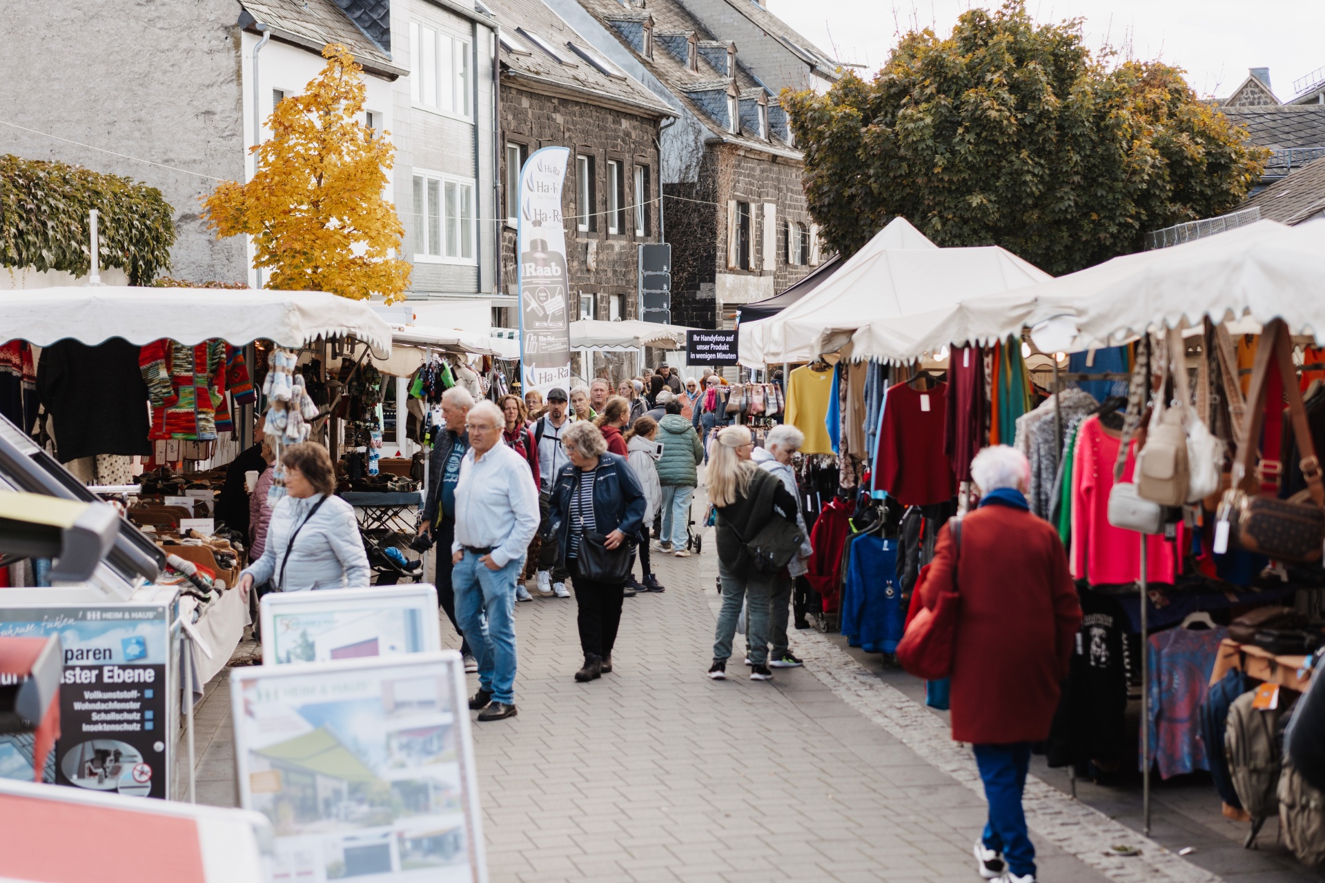 Viele Verkaufsstände in der Marktstraße und Besucher