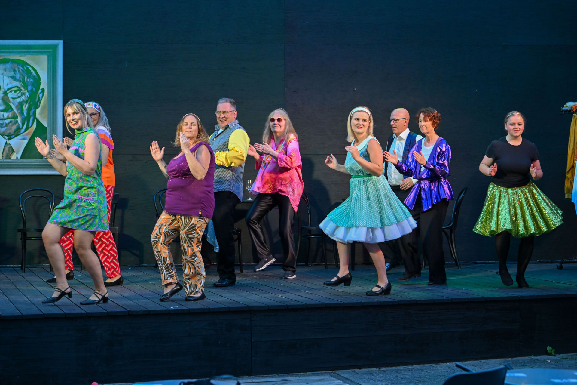 Tanzende Menschen auf einer Bühne