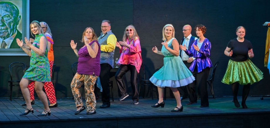 Tanzende Menschen auf einer Bühne