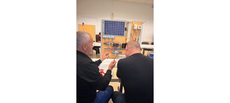 Die Teilnehmer beim praktischen Unterricht Zwei männliche Teilnehmer beim praktischen Unterricht