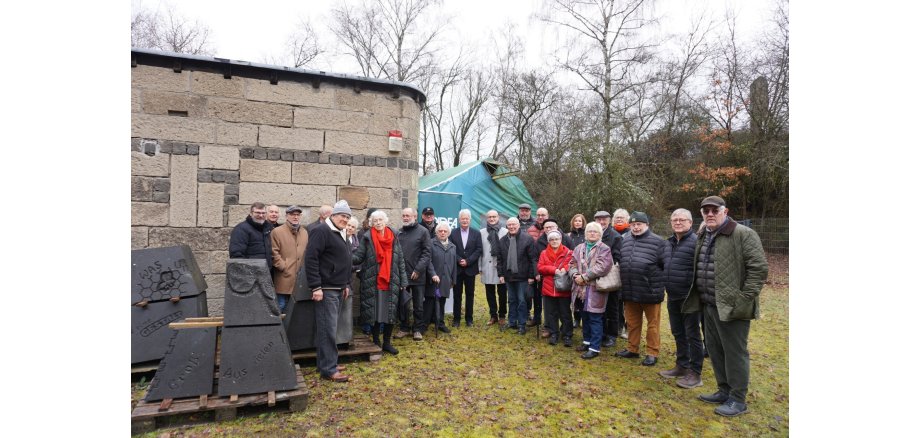 Viele Menschen haben sich draußen auf dem LAPIDEA Gelände versammelt 