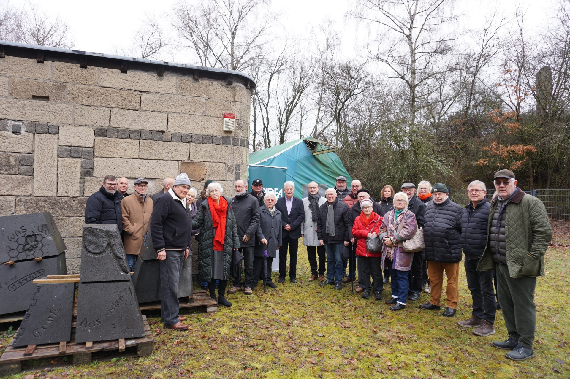 Viele Menschen haben sich draußen auf dem LAPIDEA Gelände versammelt 