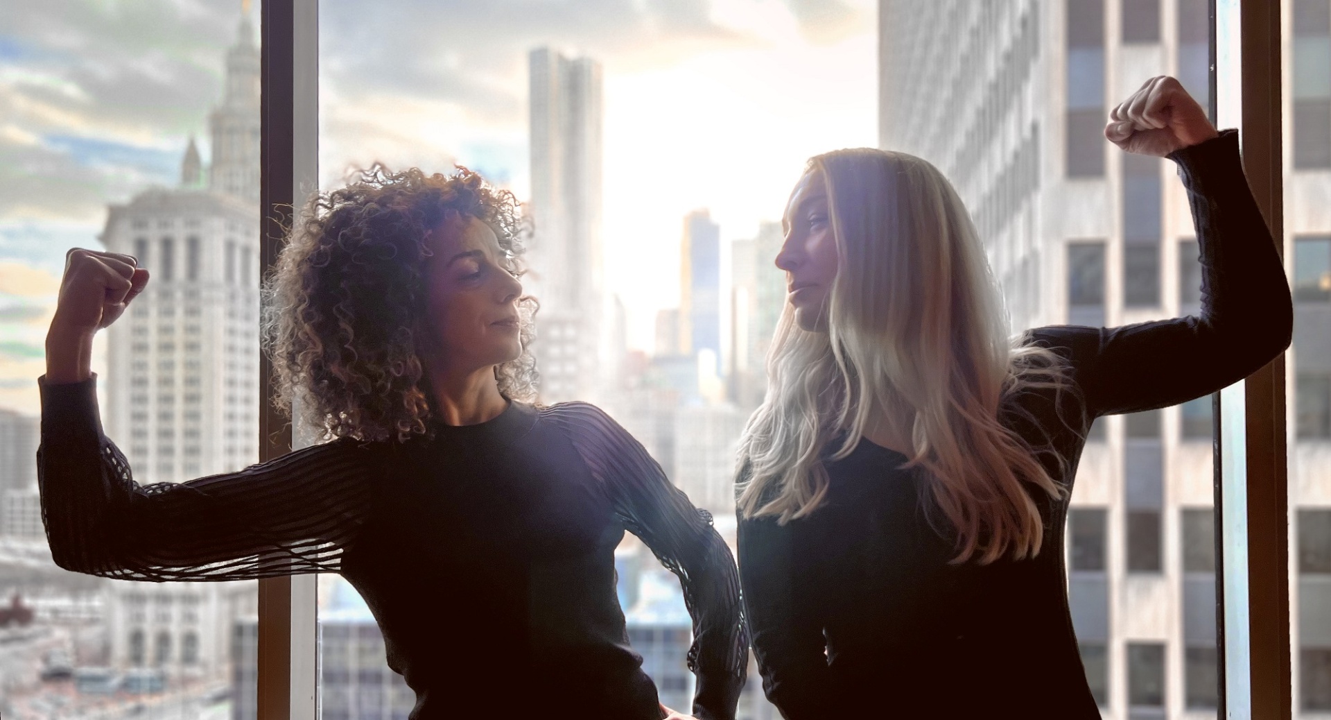 2 Frau schauen sich an - jeweils den Arm im rechten Winkel