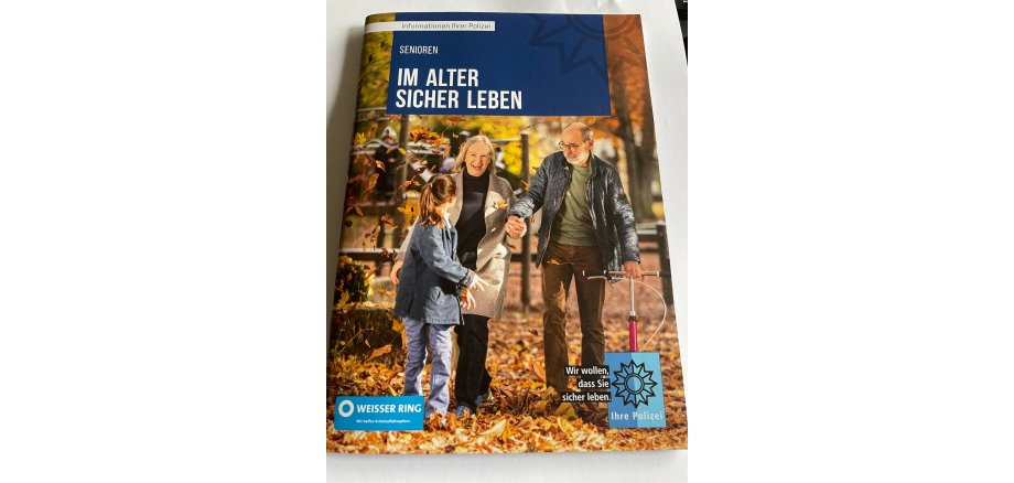 Die Broschüre „Im Alter sicher leben“ liegt auf einem Tisch