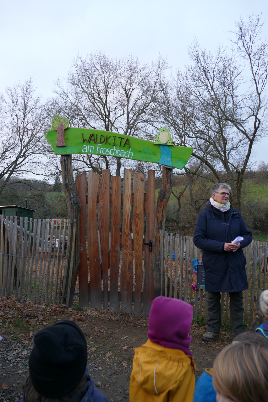 Das neue grüne Schild aus Holz steht am Eingang eines Zauns