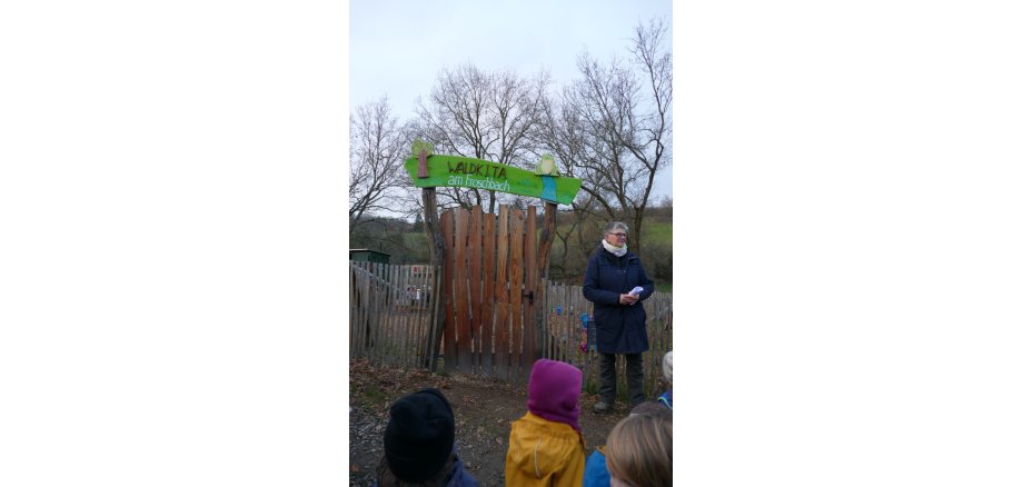 Das neue grüne Schild aus Holz steht am Eingang eines Zauns