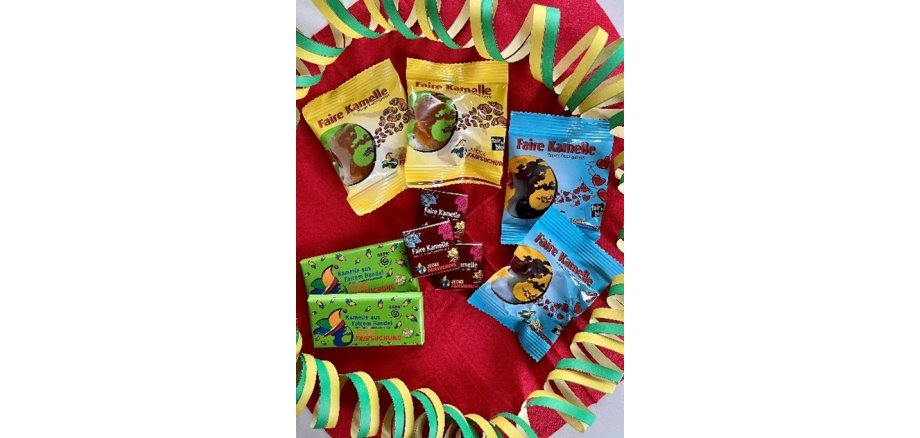 Süßigkeiten liegen auf einer roten Unterlage