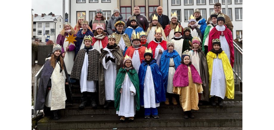 Bürgermeister Bernard Mauel empfing die Sternsinger im Rathaus Viele als Sternsinger verkleidete Kinder stehen auf der Treppe vor der Stadtverwaltung