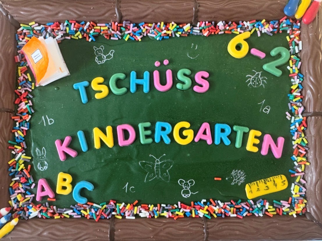 Bunter Kuchen auf dem Tschüss Kindergarten steht