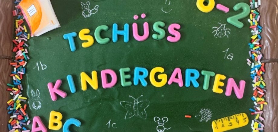 Bunter Kuchen auf dem Tschüss Kindergarten steht