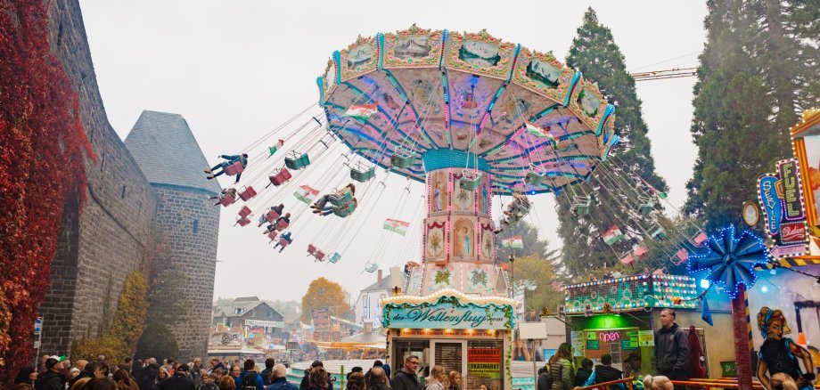 Vom 10. Bis zum 18. Oktober findet wieder der traditionelle Lukasmarkt statt. Kettenkarussell vor dem viele Menschen stehen