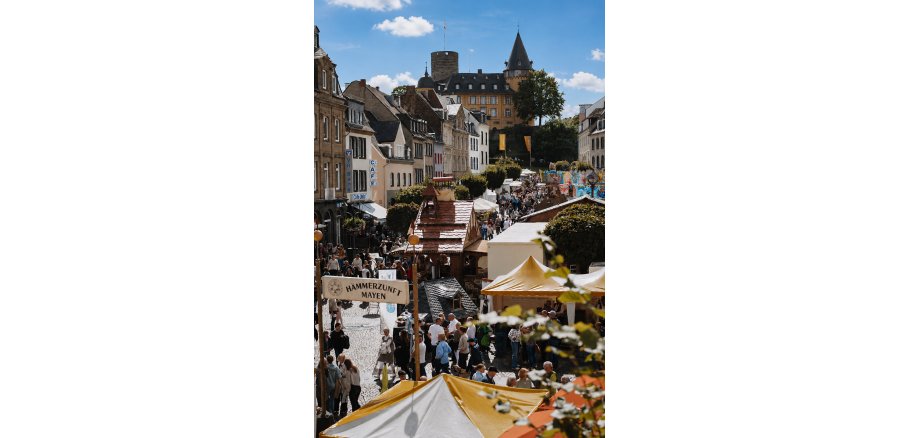 Marktplatz Mayen mit vielen Besuchern zum Stein- und Burgfest