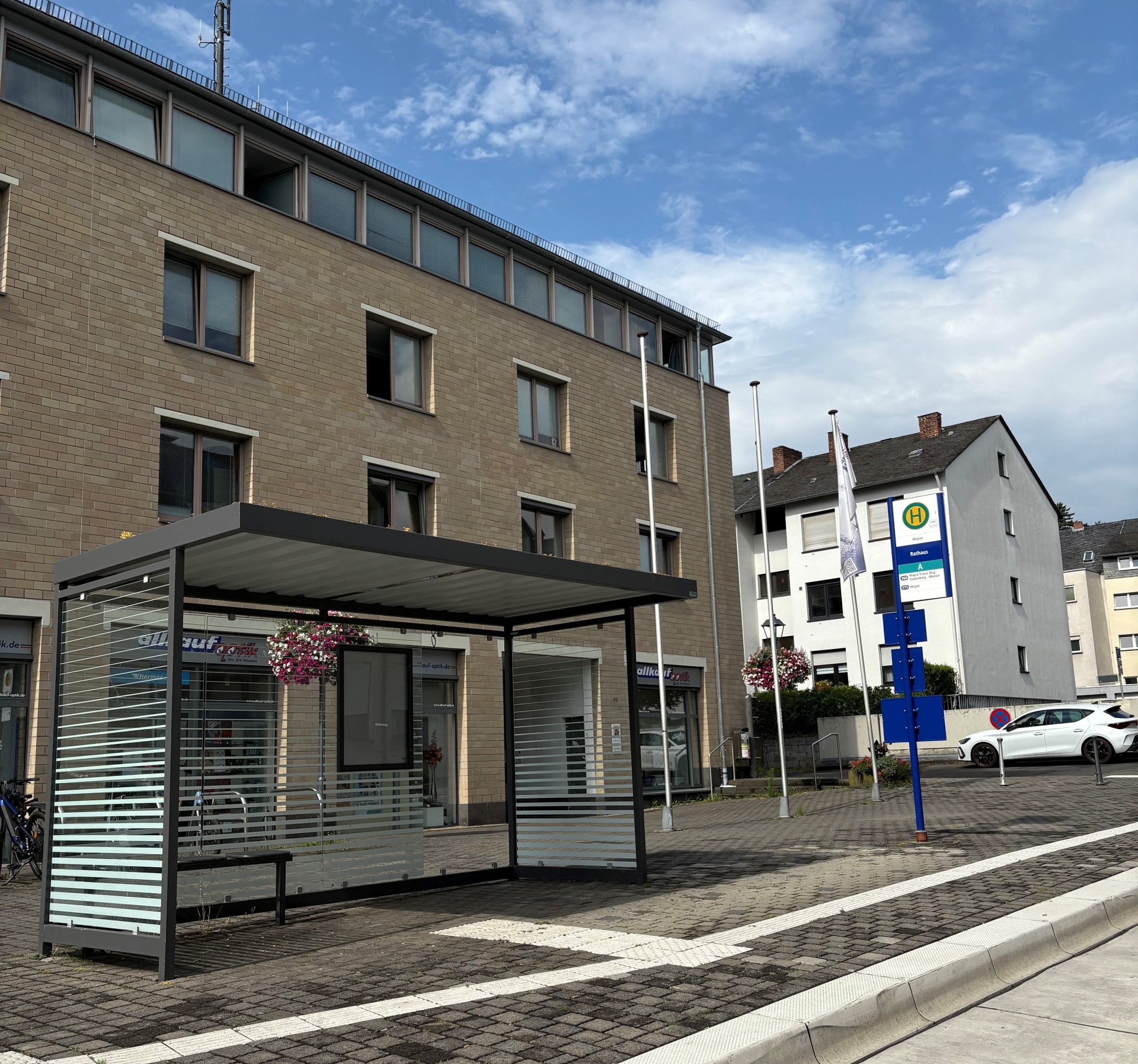 Barrierefreie Bushaltestelle in Mayen vor blauem Himmel