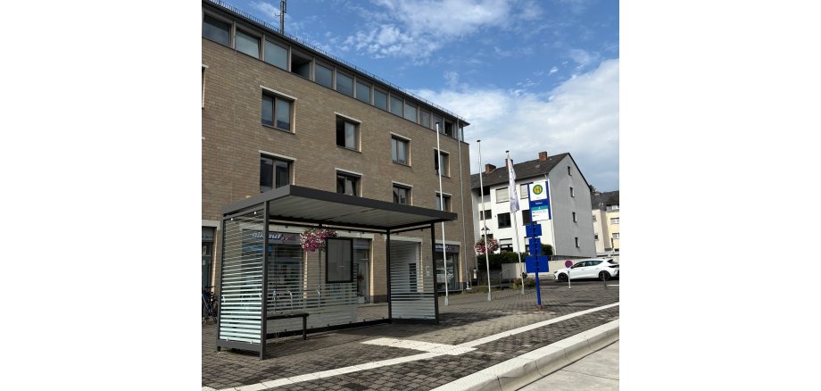 Ausbau barrierefreier Bushaltestellen in Mayen wird weiter vorangetrieben Barrierefreie Bushaltestelle in Mayen vor blauem Himmel