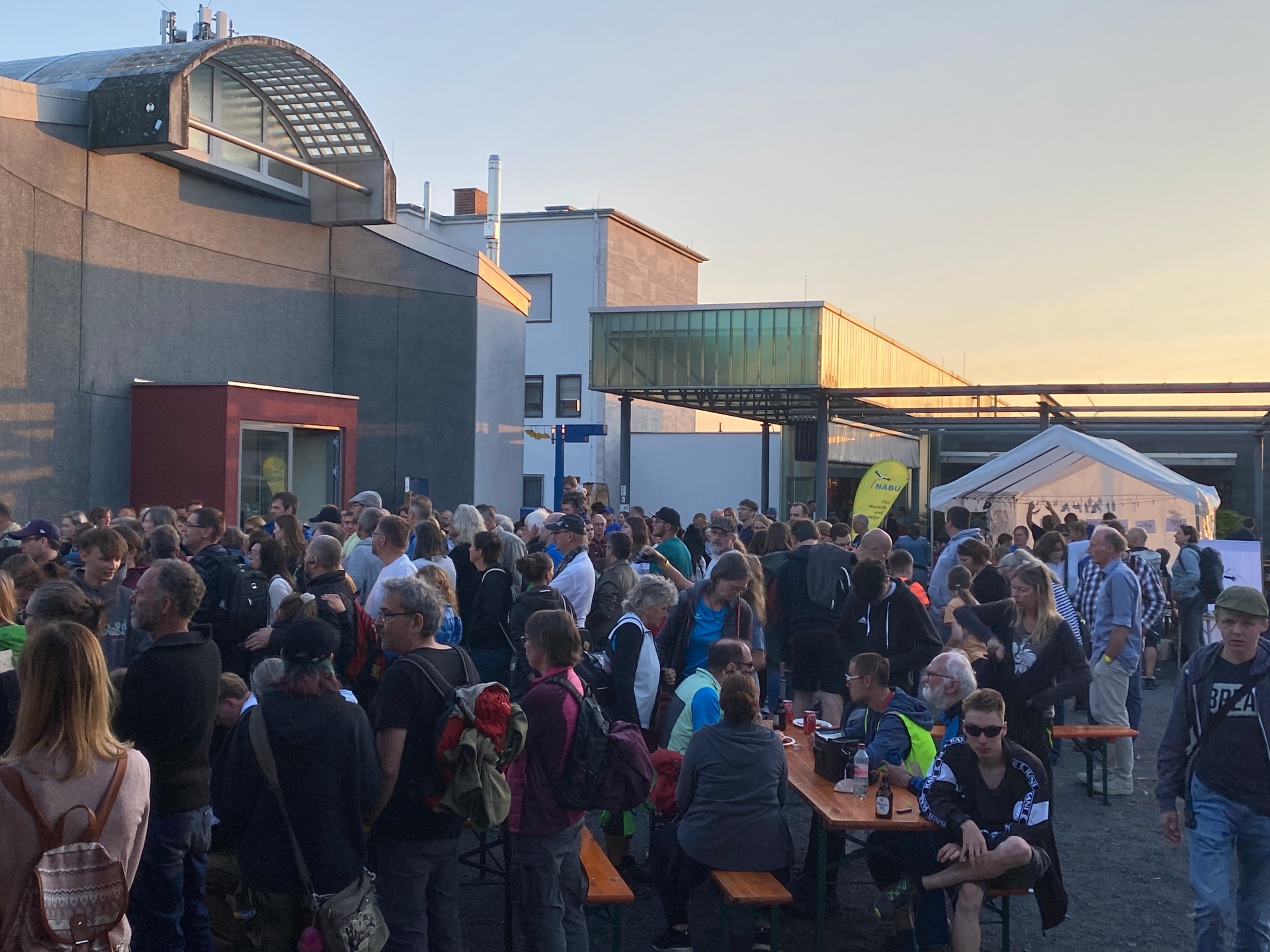 Viele Besucher auf der Außenanlage der Erlebniswelten Grubenfeld