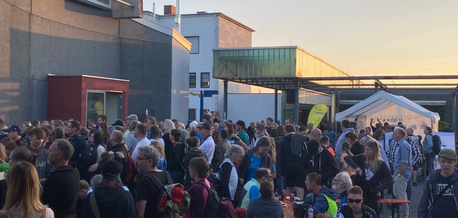 Viele Besucher auf der Außenanlage der Erlebniswelten Grubenfeld