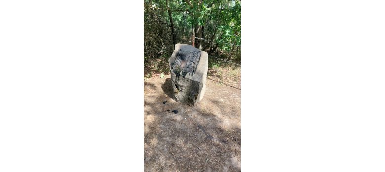 Zerstörte Hinweistafeln Zerstörte Hinweistafeln
