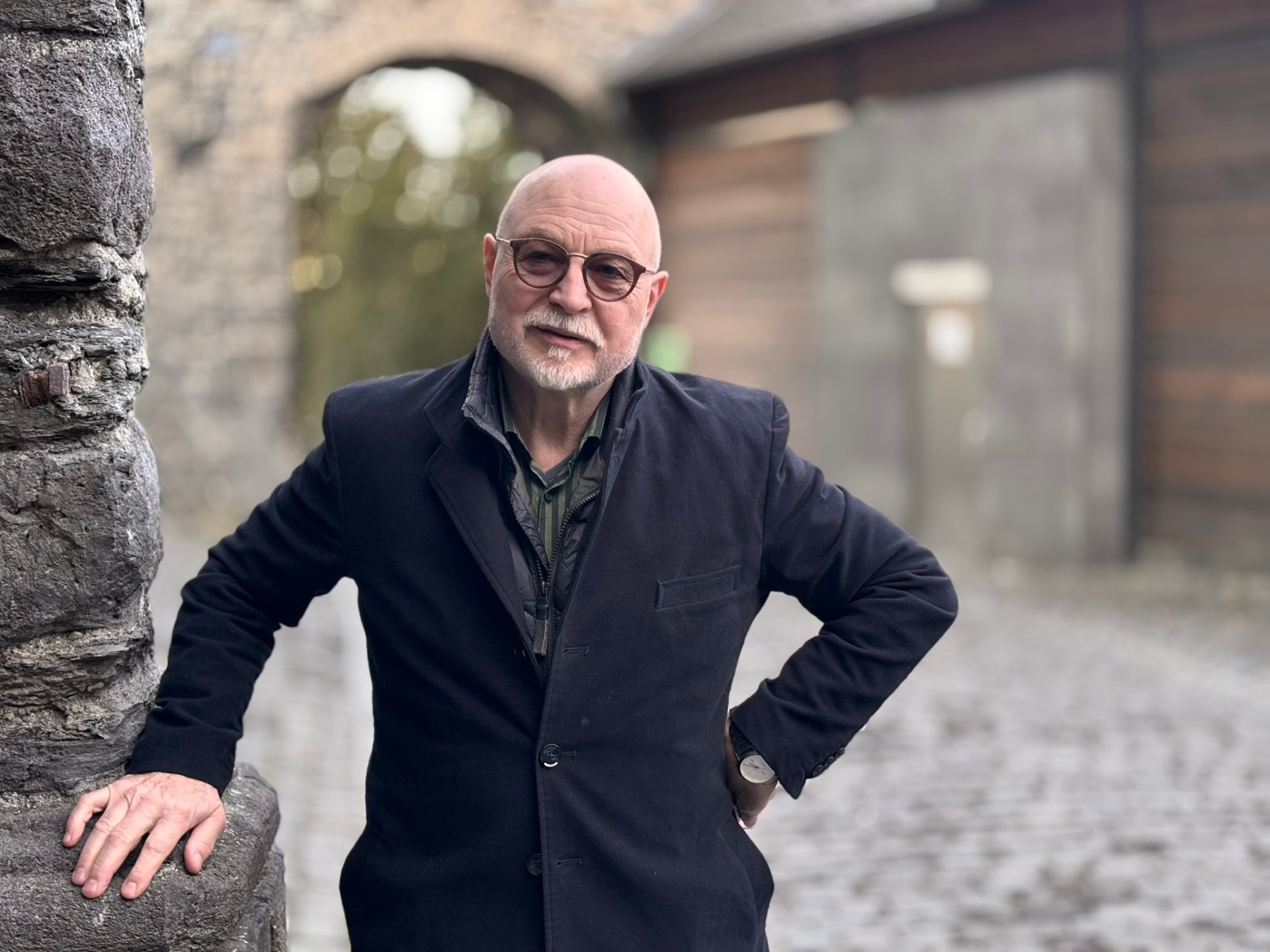Wilfried Manheller im Schwarzen Anzug