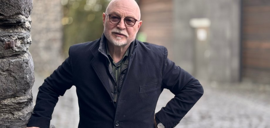 Wilfried Manheller im Schwarzen Anzug