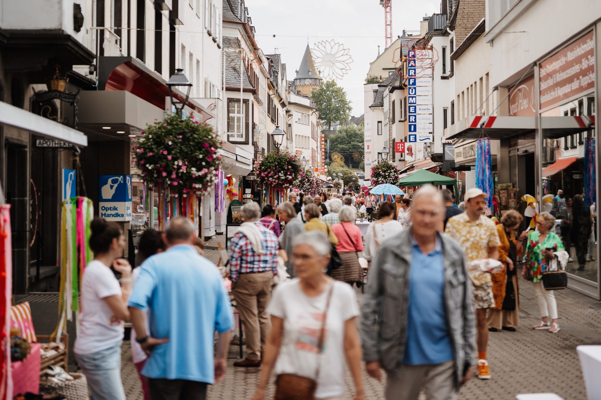 Menschen laufen durch die geschmückte Marktstraße