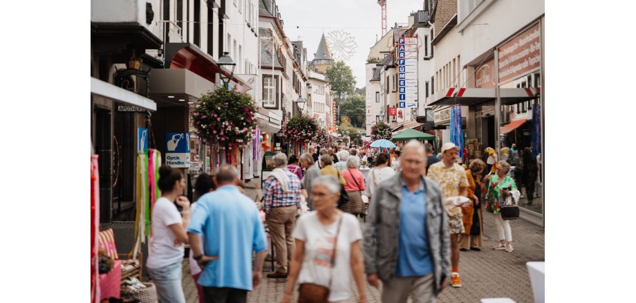 „La Dolce Mayen“ am 30. Juli in der Mayener Innenstadt Menschen laufen durch die geschmückte Marktstraße