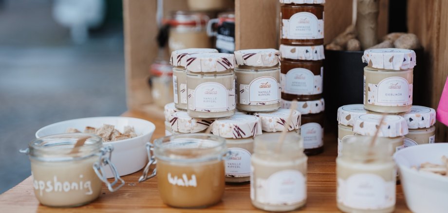 Laurentiuskrammarkt am 11. August in der Mayener Fußgängerzone Gefüllte Einmachgläser stehen auf einem Tisch