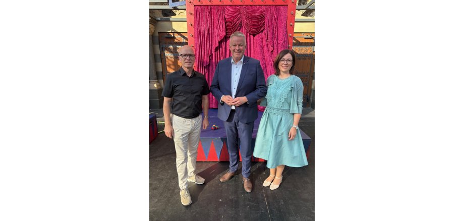 v.l.n.r.: Oberbürgermeister Dirk Meid mit Ministerpräsident Gordon Schnieder und Ehefrau Diane Schnieder Oberbürgermeister Dirk Meid, Ministerpräsident Gordon Schnieder und Ehefrau Diane Schnieder stehen gemeinsam auf der Bühne der Burgfestspiele