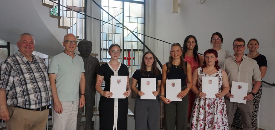 Wolfgang Goeken, Dirk Meid, Jasmin Alter, Sabrina Retterath und Janine Pitzen wünschen den neuen Auszubildenen einen guten Start Wolfgang Goeken, Dirk Meid, Jasmin Alter, Sabrina Retterath und Janine Pitzen stehen gemeinsam mit den neuen Anwärtern im Vorraum der Stadtverwaltung