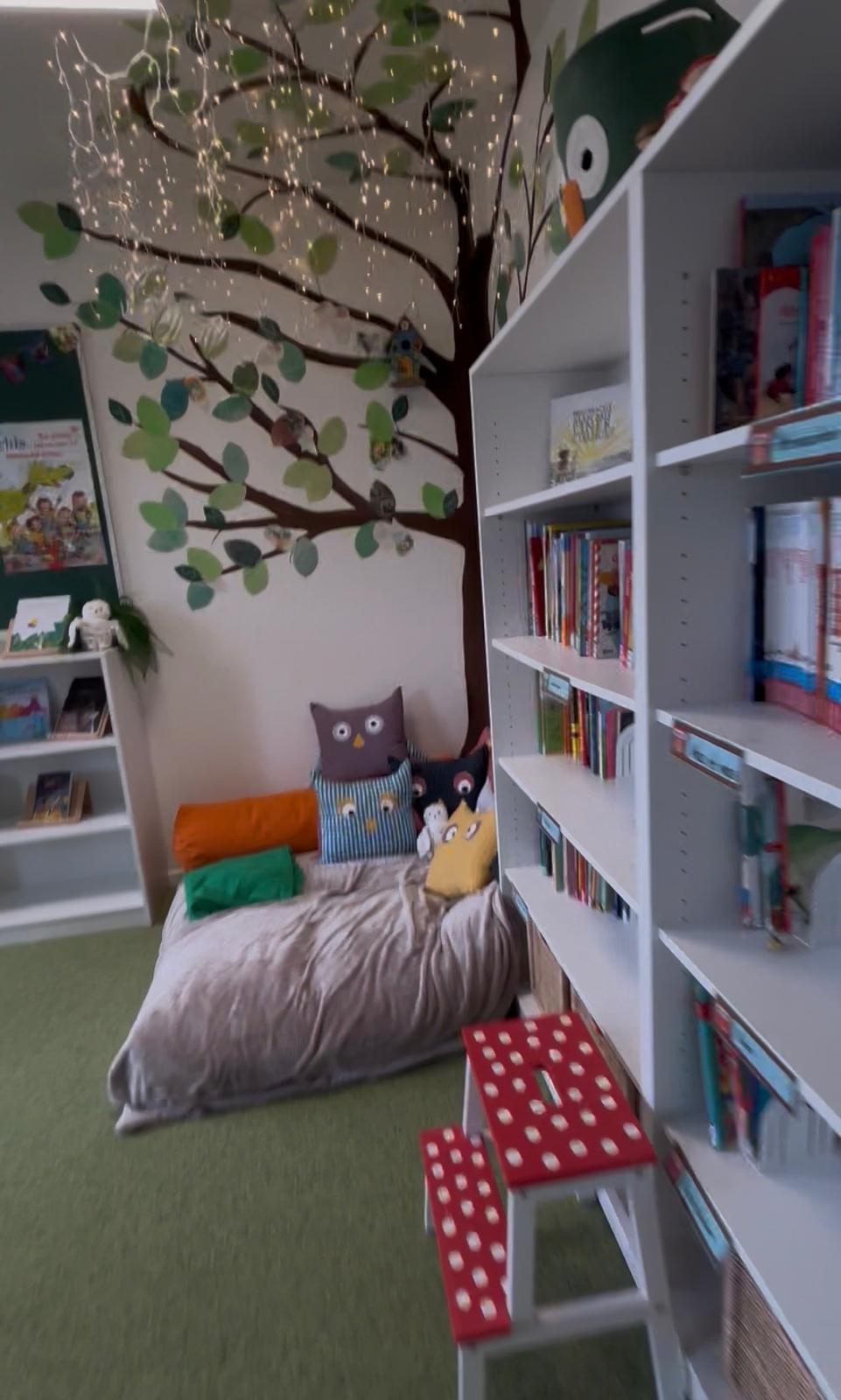 Gemütliche Leseecke mir vielen bunten Büchern und Kissen