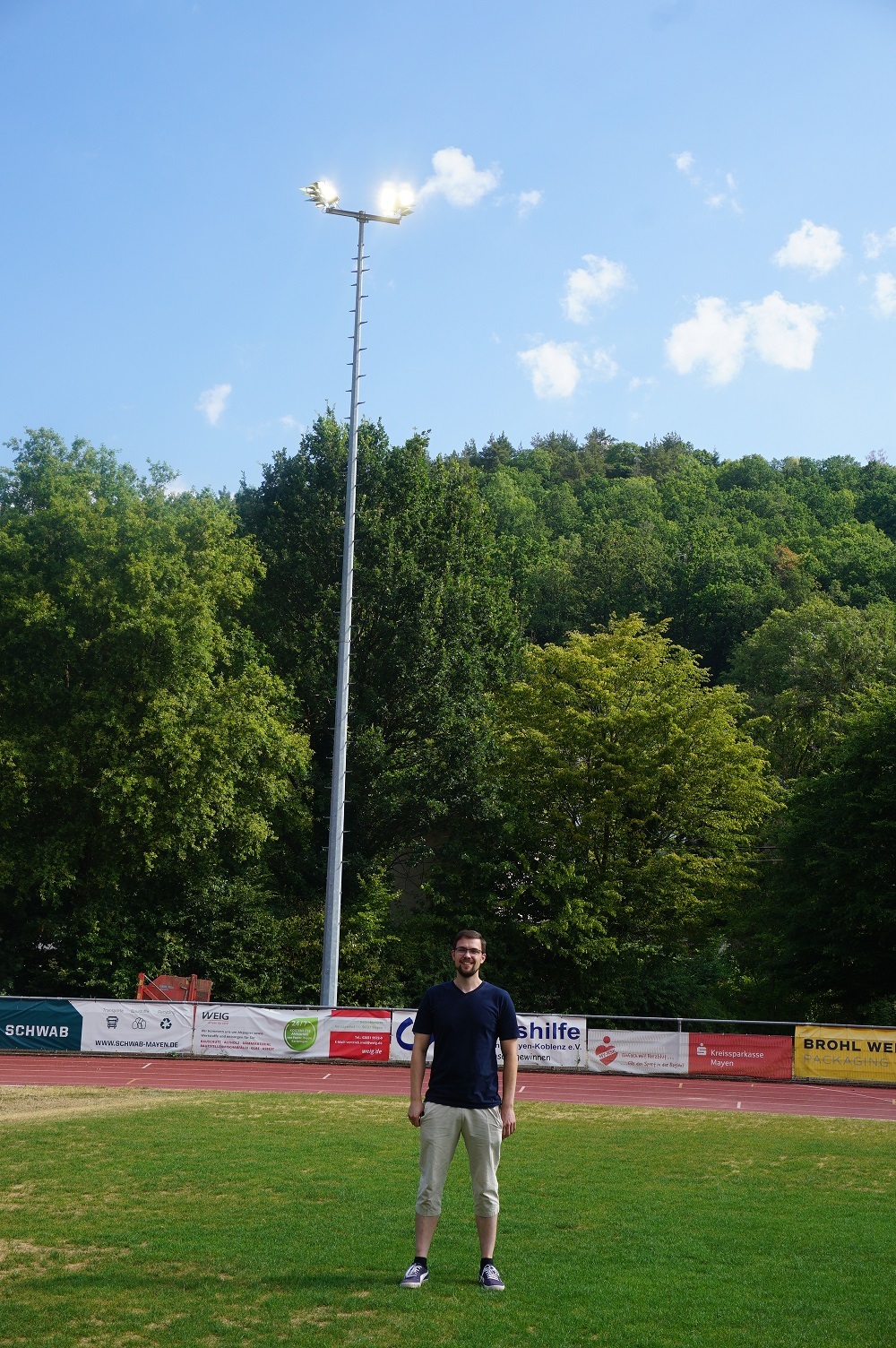 Helge Lippert begutachtet die neue Beleuchtung im Stadion